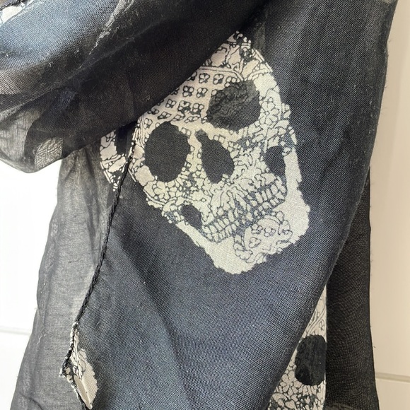H&M Black and Ivory Sheer Skull Patterned Scarf - One Size - Picture 3 of 5